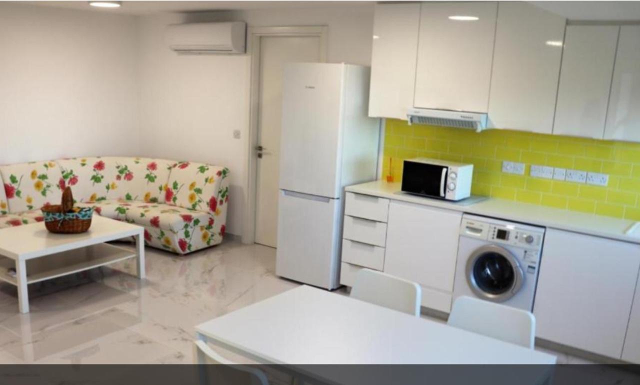 Yellow Studio Brand New Лимасол Экстерьер фото